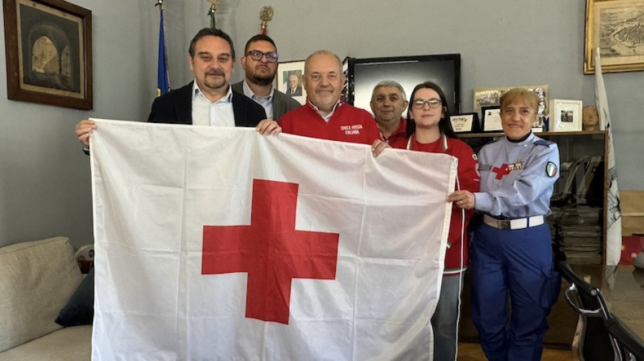 Giornata Mondiale della Cri, bandiera al Municipio e Cupola illuminata di rosso
